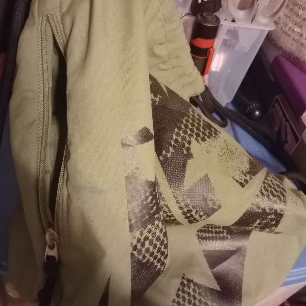 GREEN NIKE DRAWSTRING BAG AND NIKE TRACK AND FIELD SHOEBAG - Picture 8 of 14